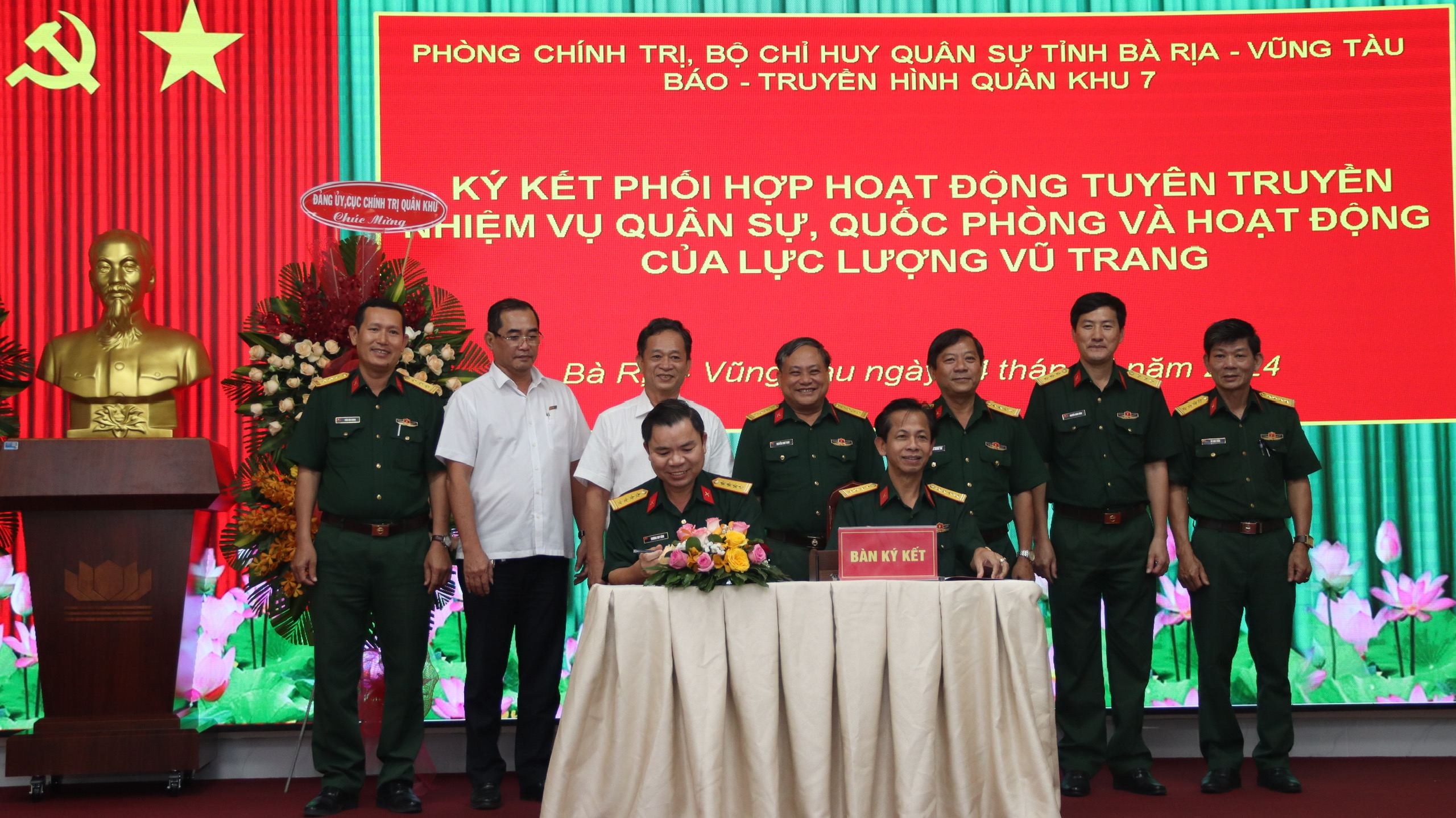 Bộ CHQS tỉnh và Báo-truyền hình Quân khu 7 ký kết phối hợp hoạt động tuyên truyền.