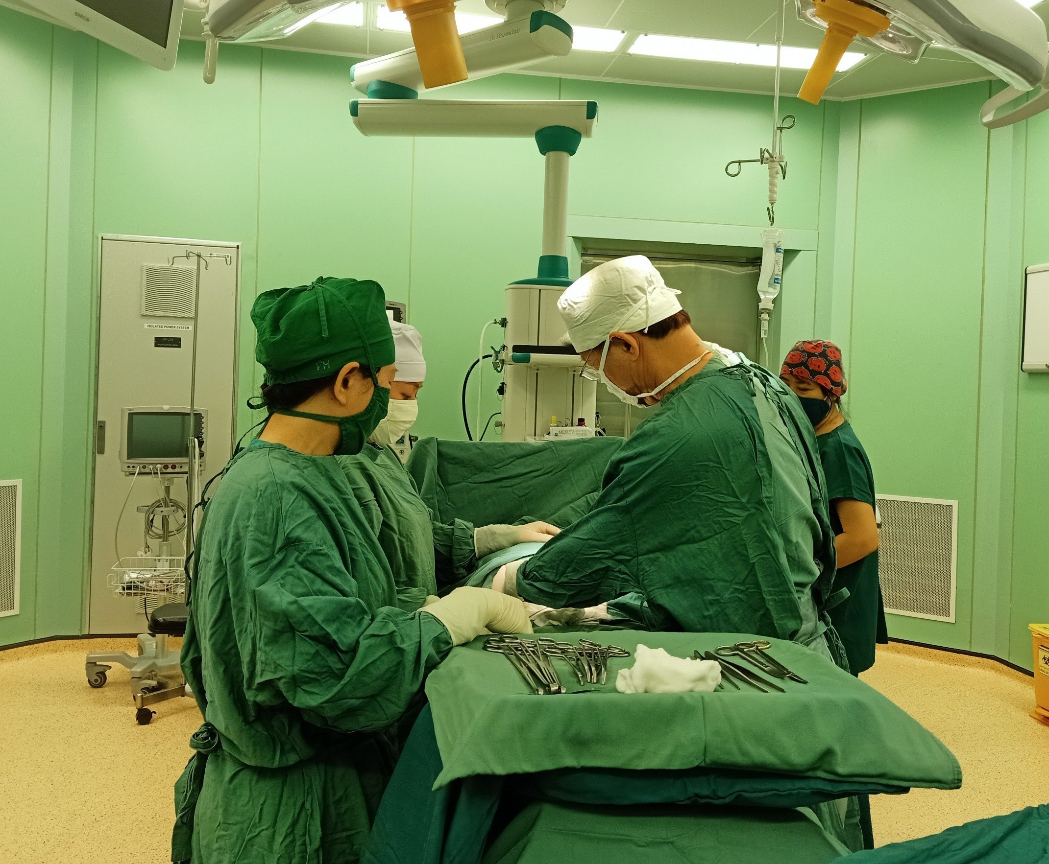 Các bác sĩ của Khoa Sản (Bệnh viện Vũng Tàu) phẫu thuật cứu sống sản phụ trong đêm.