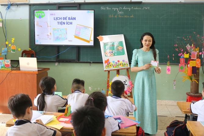 Cô Mai trong giờ học Toán với hoạt động STEM thực hành làm lịch để bàn.