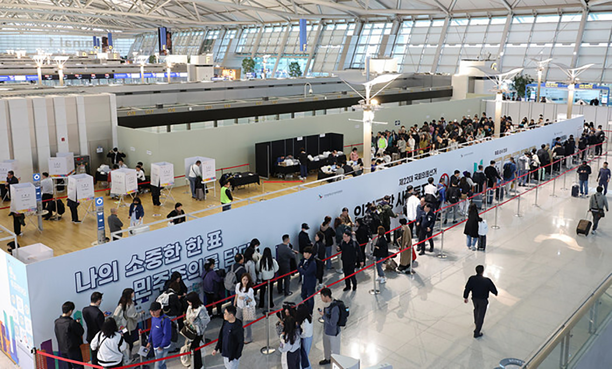 Cử tri Hàn Quốc bỏ phiếu tại điểm sân bay Incheon, ngày 5/4.