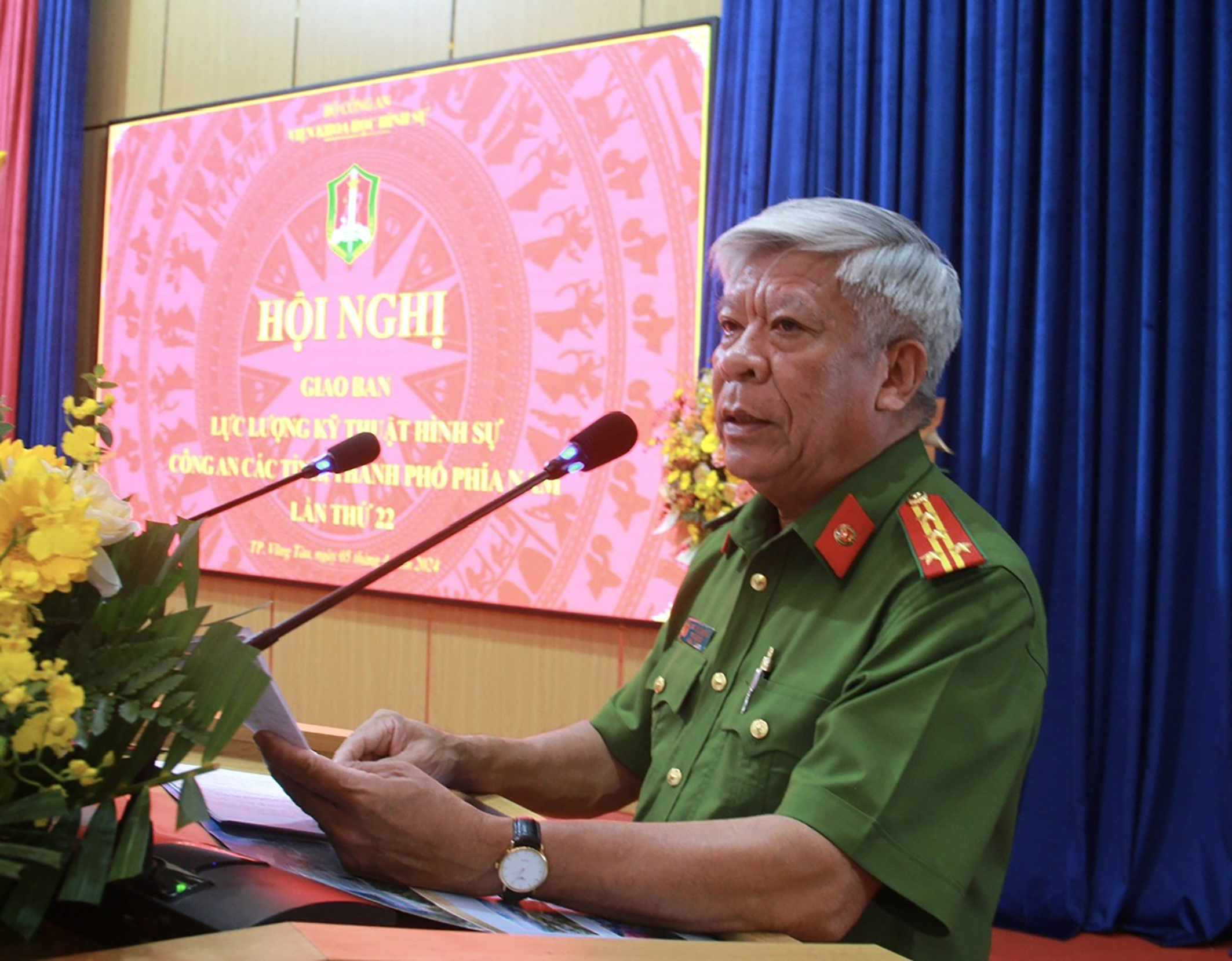 Đại tá Nguyễn Văn Thời, Phó Giám đốc Công an tỉnh phát biểu tại hội nghị.