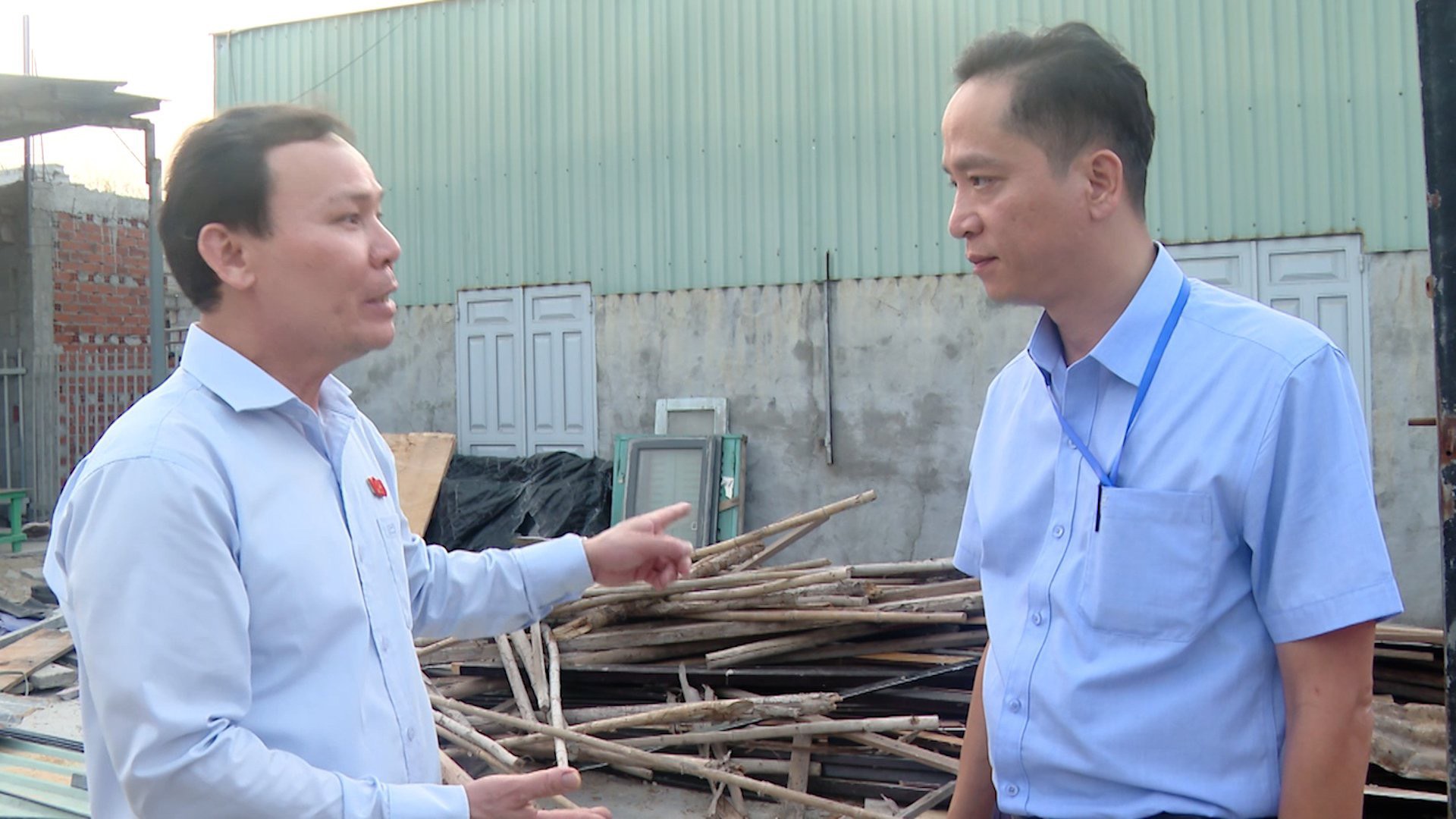 Ông Nguyễn Trọng Thụy, Phó Chủ tịch UBND TP. Vũng Tàu kiểm tra thực địa việc xây dựng, cơi nới trái phép tại dự án đường ĐT 994.