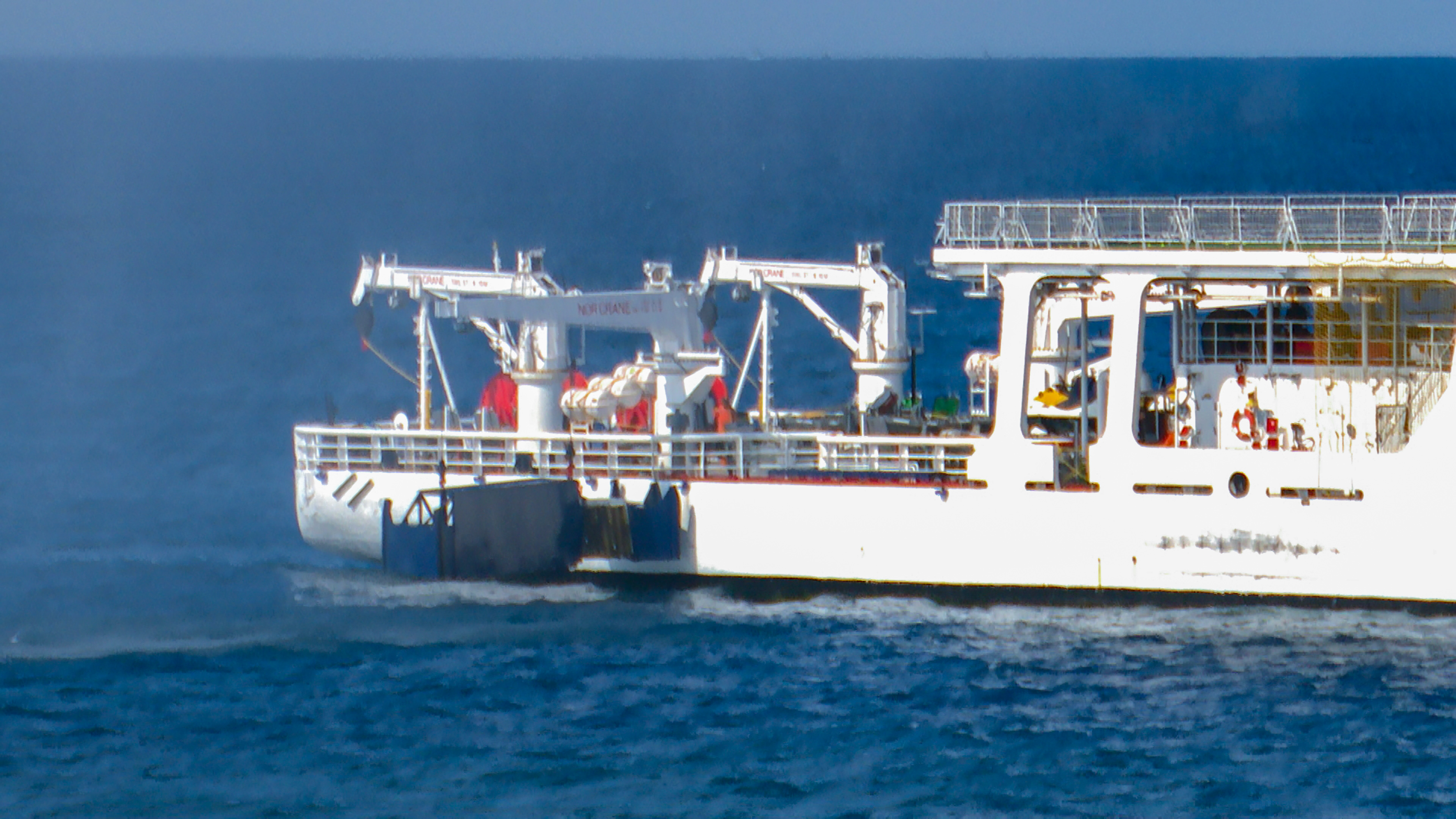 Tàu ICG 202 trình diễn ứng phó sự cố tràn dầu trên biển.