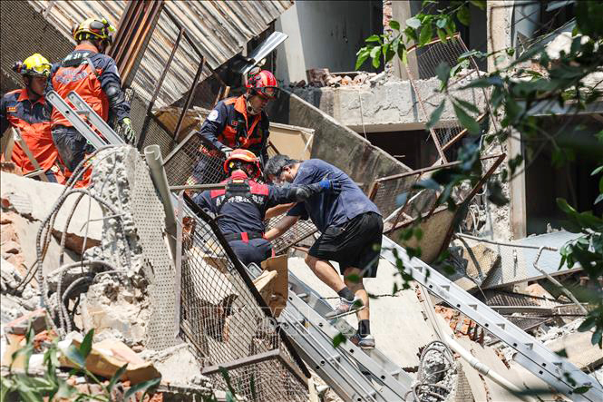 Lực lượng cứu hộ tìm kiếm các nạn nhân mắc kẹt trong tòa nhà bị phá hủy sau động đất ở New Taipei, Đài Loan (Trung Quốc), ngày 3/4/2024.