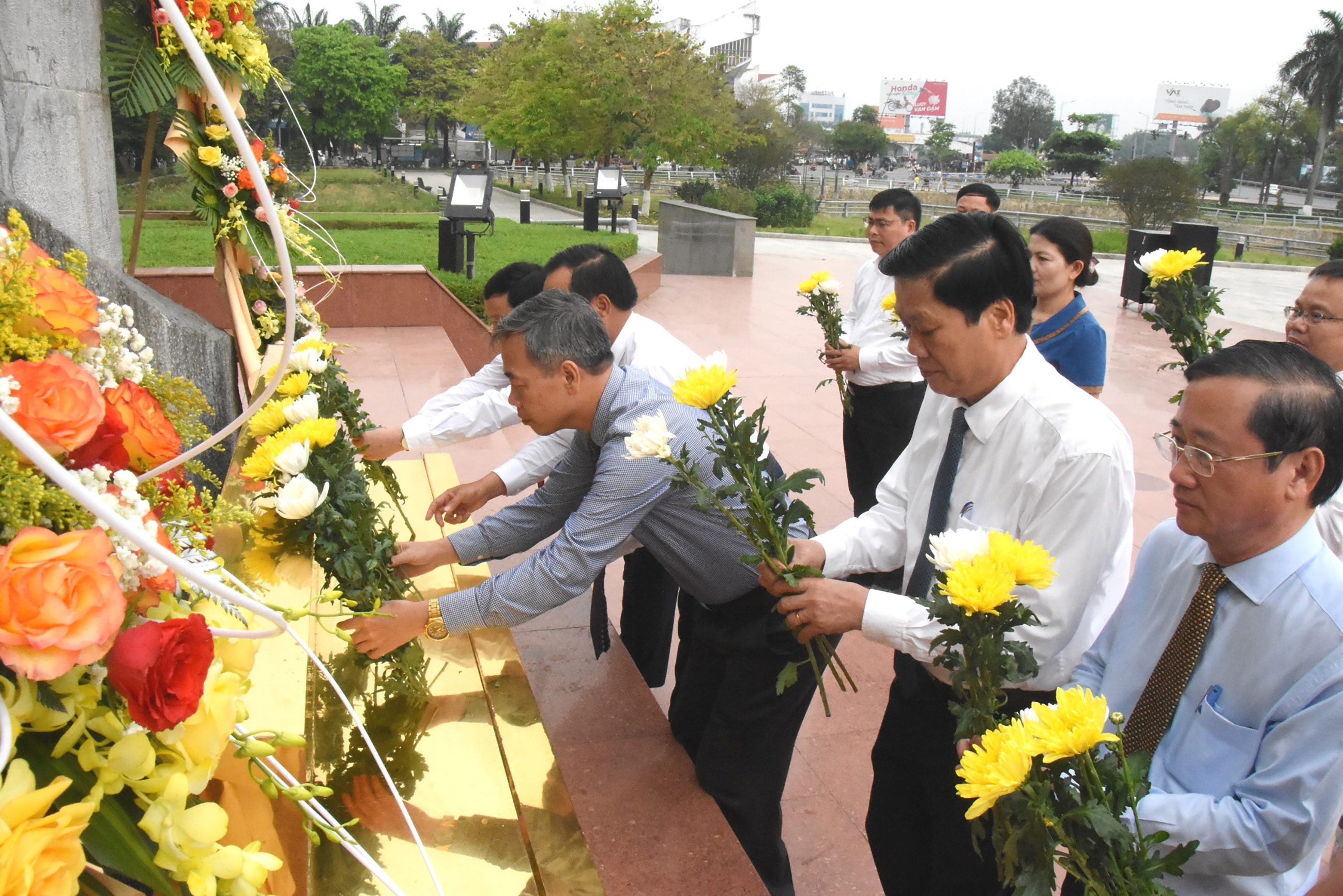 Lãnh đạo tỉnh Quảng Trị dâng hoa tưởng niệm Tổng Bí thư Lê Duẩn tại Công viên Lê Duẩn ở TP.Đông Hà. (Ảnh: Báo Quảng Trị)