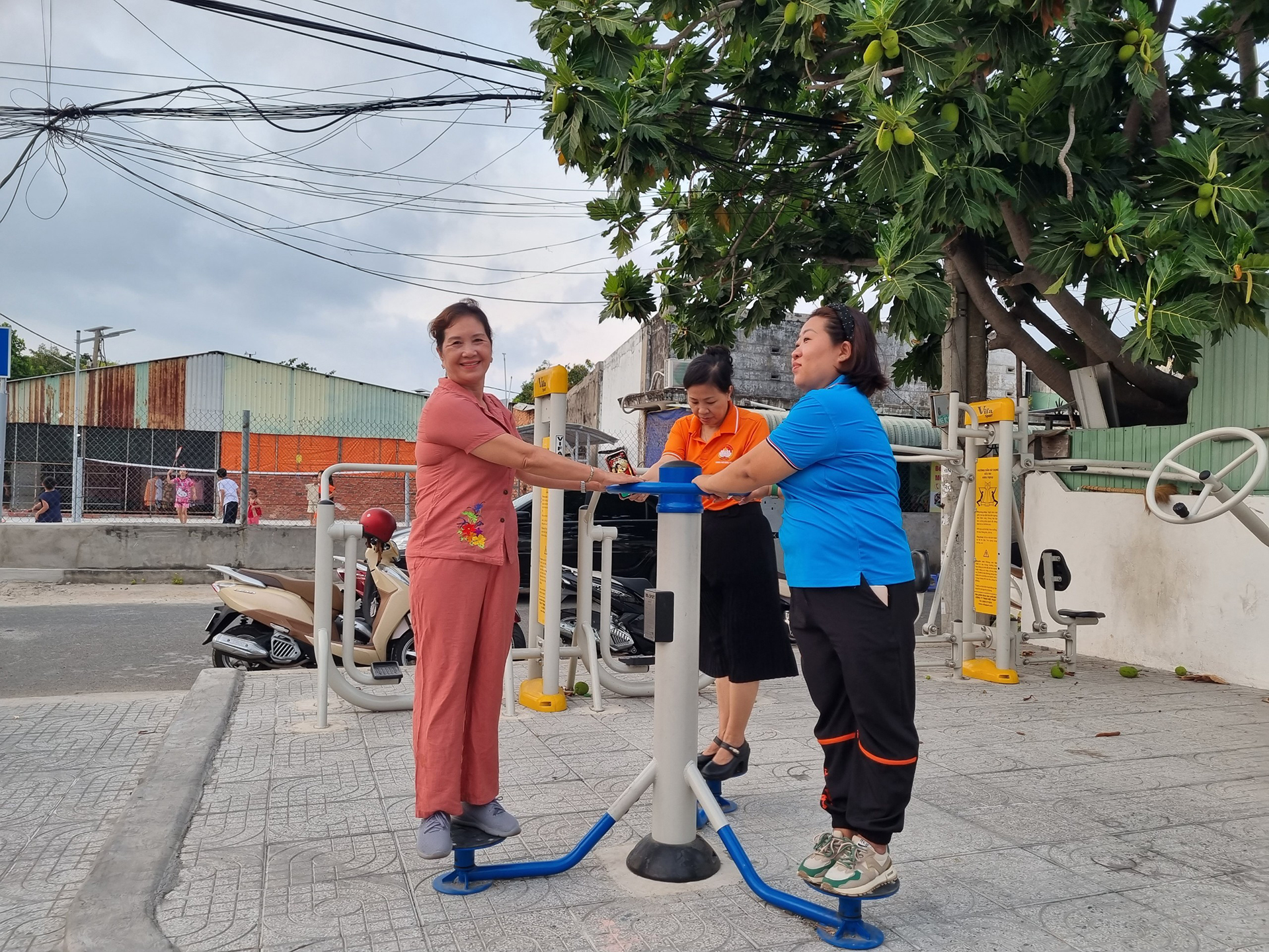 Người dân rèn luyện TDTT tại sân tập khu phố 2, phường Rạch Dừa, TP.Vũng Tàu.