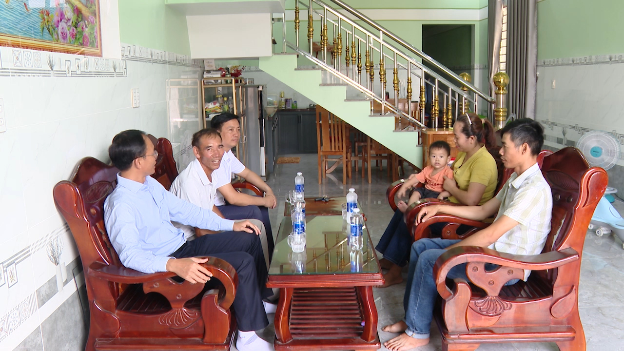 Gia đình ông Nguyễn Hữu An trong căn nhà mới ở khu tái định cư Hắc Dịch.