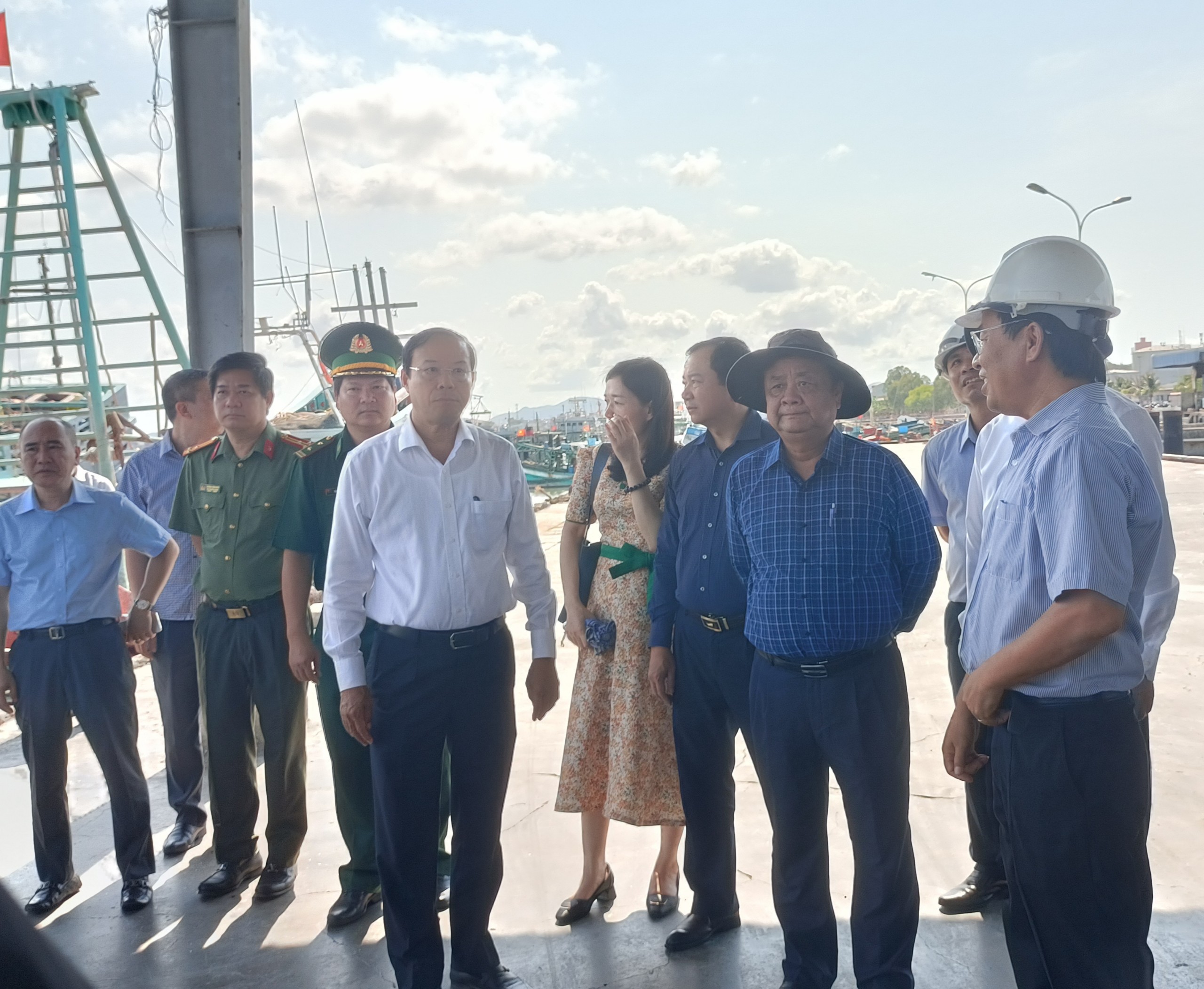 Đoàn công tác Bộ NN-PTNT do Bộ trưởng Lê Minh Hoan dẫn đầu thị sát, kiểm tra công tác chống khai thác IUU tại cảng Cát Lở (TP.Vũng Tàu) sáng 8/4.