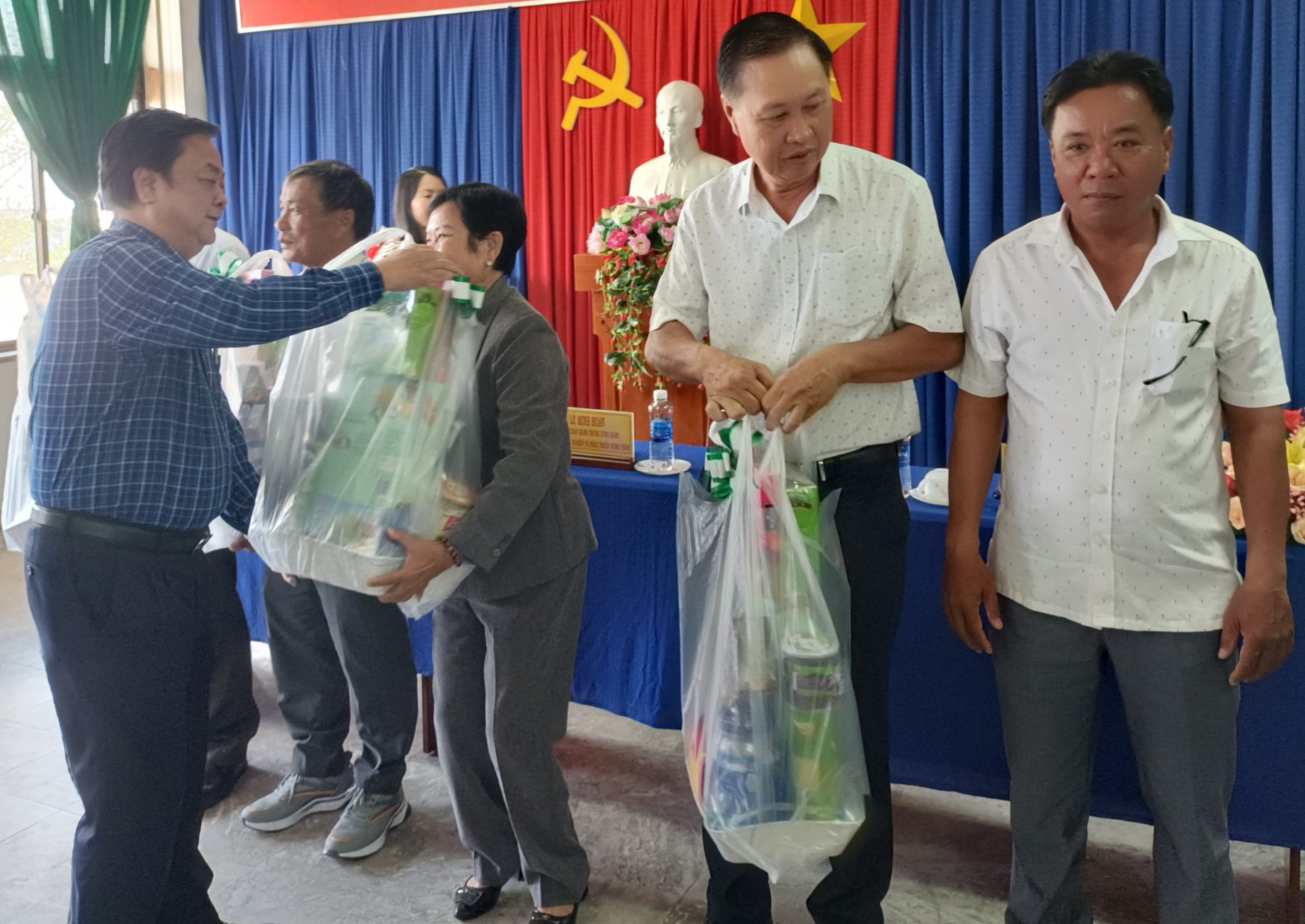 Bộ trưởng Bộ NN-PTNT Lê Minh Hoan tặng quà, động viên cho bà con ngư dân chấp hành tốt các quy định chống khai thác IUU