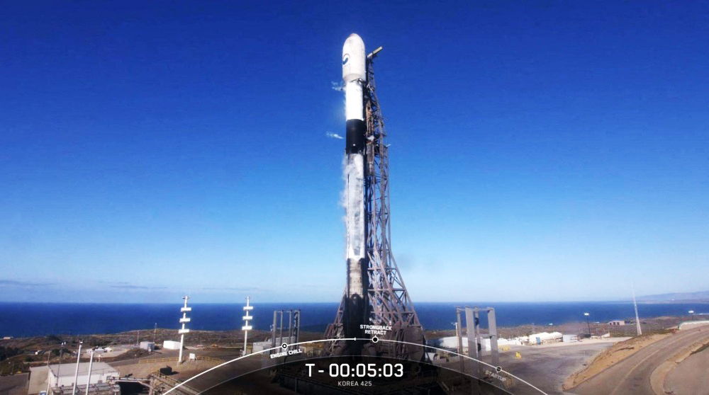 Tên lửa đẩy Falcon 9 của SpaceX mang theo vệ tinh trinh sát quân sự đầu tiên của Hàn Quốc chuẩn bị rời bệ phóng.