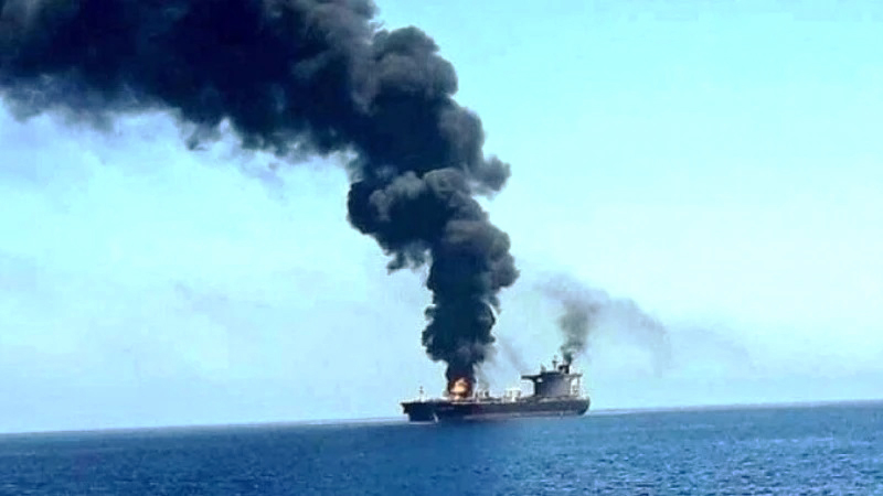 Tàu chở hàng bị lực lượng Houthi  tấn công ngoài khơi Hodeidah, Yemen.