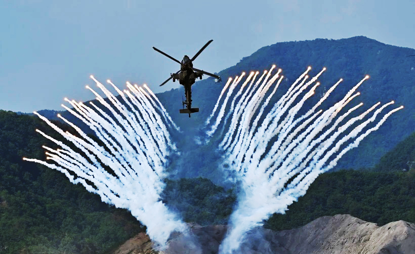 Máy bay chiến đấu Apache AH-64 của Hàn Quốc tham gia cuộc tập trận bắn đạn thật.