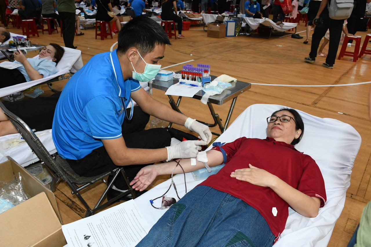 Các tầng lớp nhân dân hãy tích cực tham gia phong trào hiến máu tình nguyện.