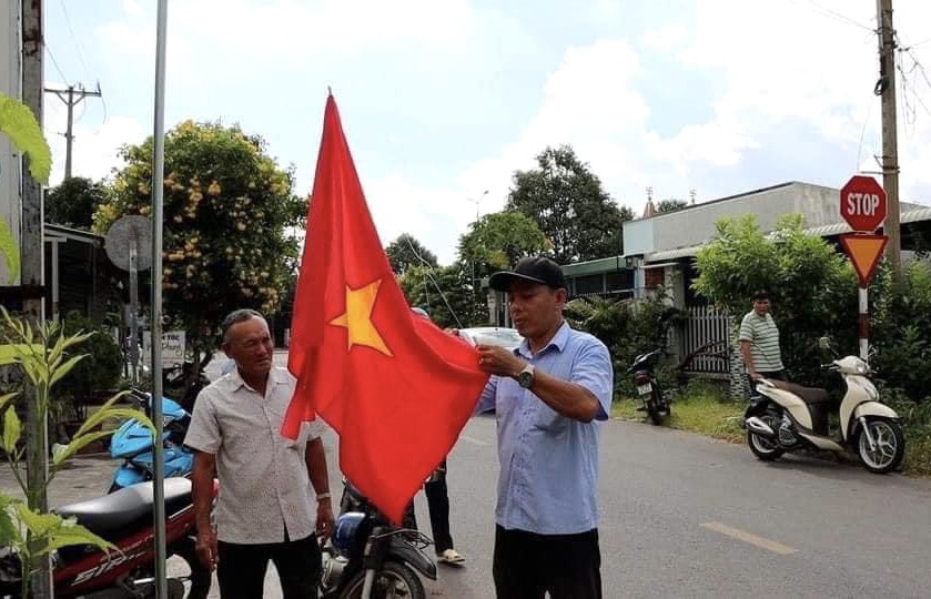 Đảng viên Chi bộ ấp Mỹ Hòa, xã Long Mỹ, huyện Đất Đỏ vận động xây dựng được 195 trụ cờ kiểu mẫu.