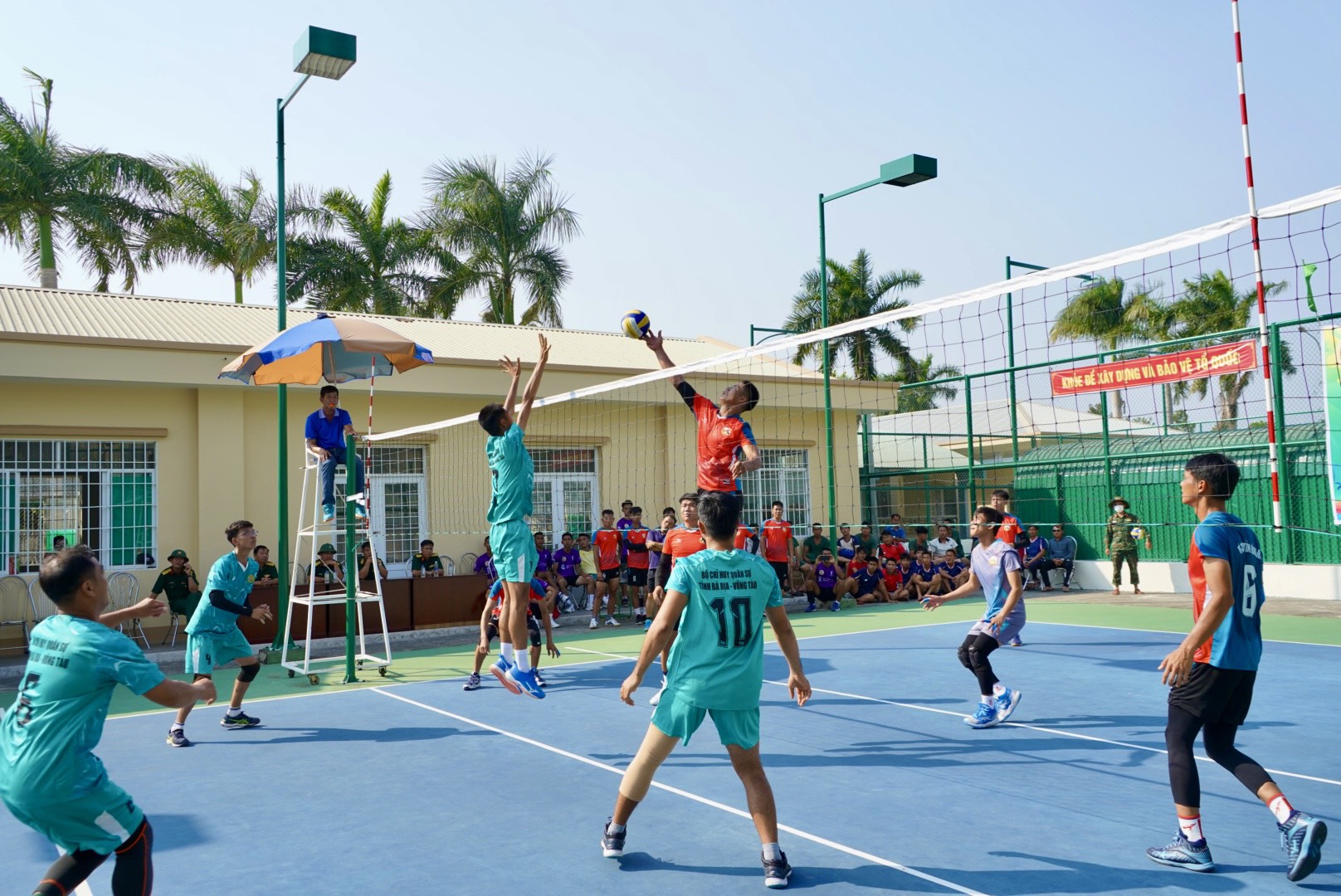 Trận đấu bóng chuyền giữa đội Bộ CHQS Bà Rịa - Vũng Tàu và Đồng Nai.