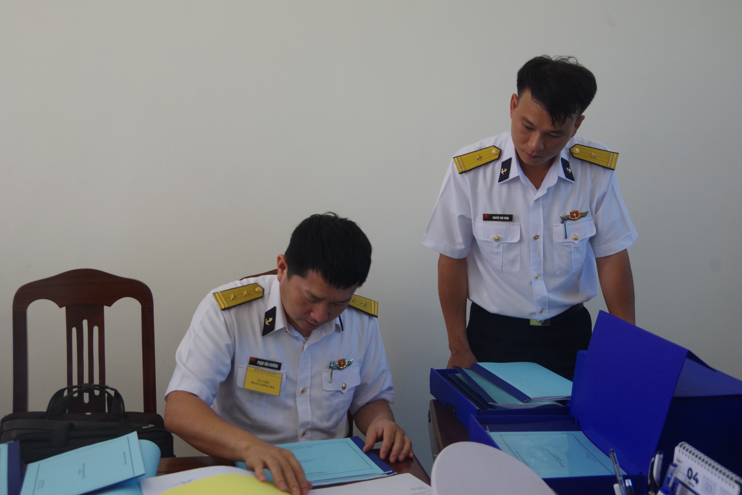 Đoàn công tác kiểm tra sổ sách công tác tham mưu tại Lữ đoàn 167 (Vùng 2 Hải quân).