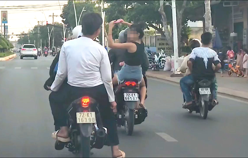 9 thanh thiếu niên điều khiển 3 xe máy, không đội mũ bảo hiểm lạng lách, đánh võng trên đường Trần Hưng Đạo, TT. Ngãi Giao.