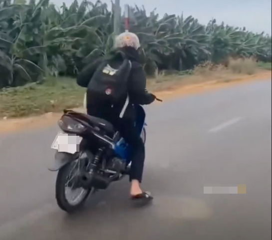 Nam sinh mượn xe máy bạn chạy bốc đầu trên đường Kim Long - Láng Lớn, huyện Châu Đức.
