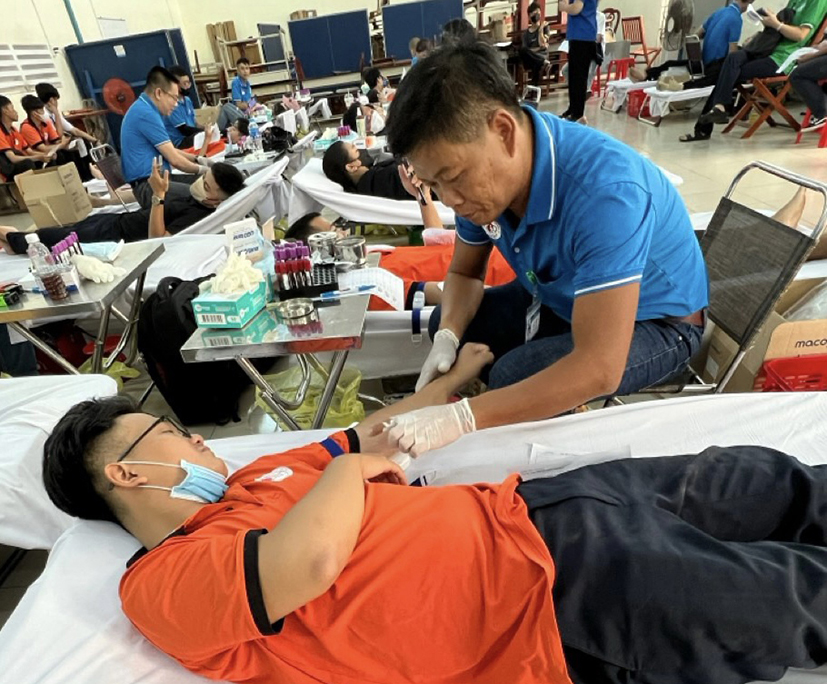 Đông đảo cán bộ, giảng viên, học sinh, sinh viên của Trường CĐ Du lịch Vũng Tàu tham gia hiến máu tình nguyện.