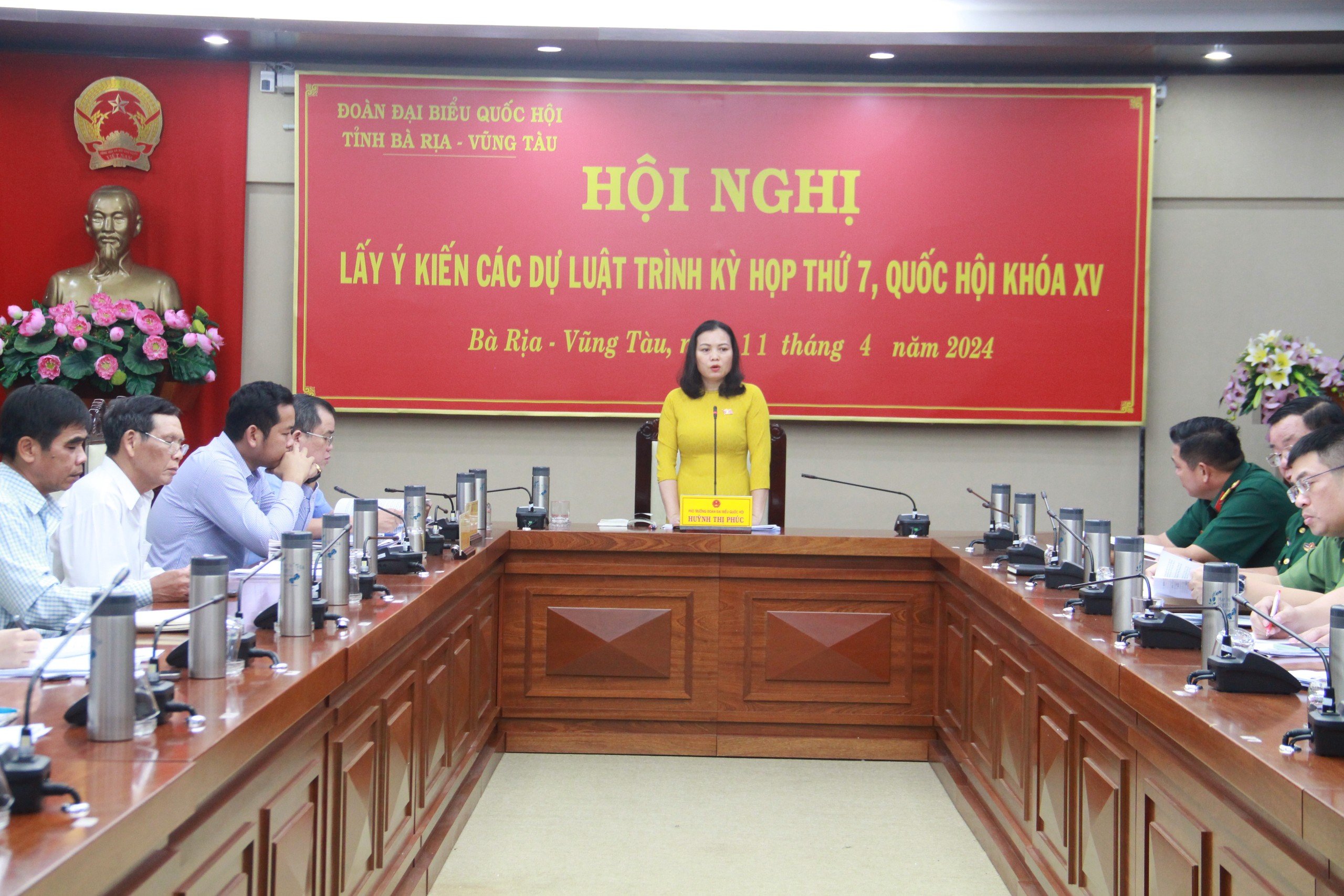 Bà Huỳnh Thị Phúc, Phó trưởng Đoàn ĐBQH tỉnh chủ trì hội nghị.