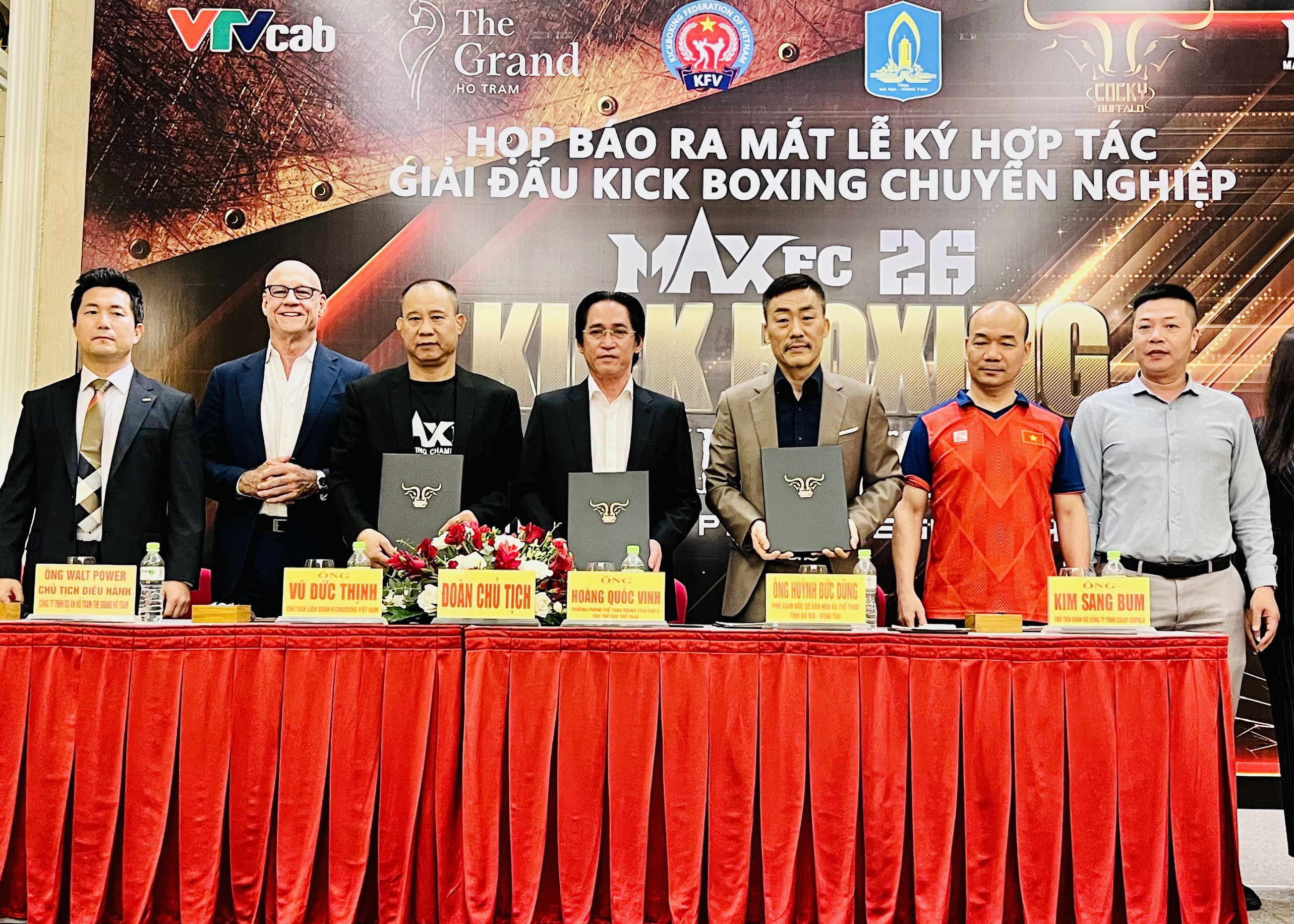 Liên đoàn Kickboxing Việt Nam phối hợp với Sở VH-TT và Công ty Cocky Buffalo kí kết tổ chức giải MAXFC 26.