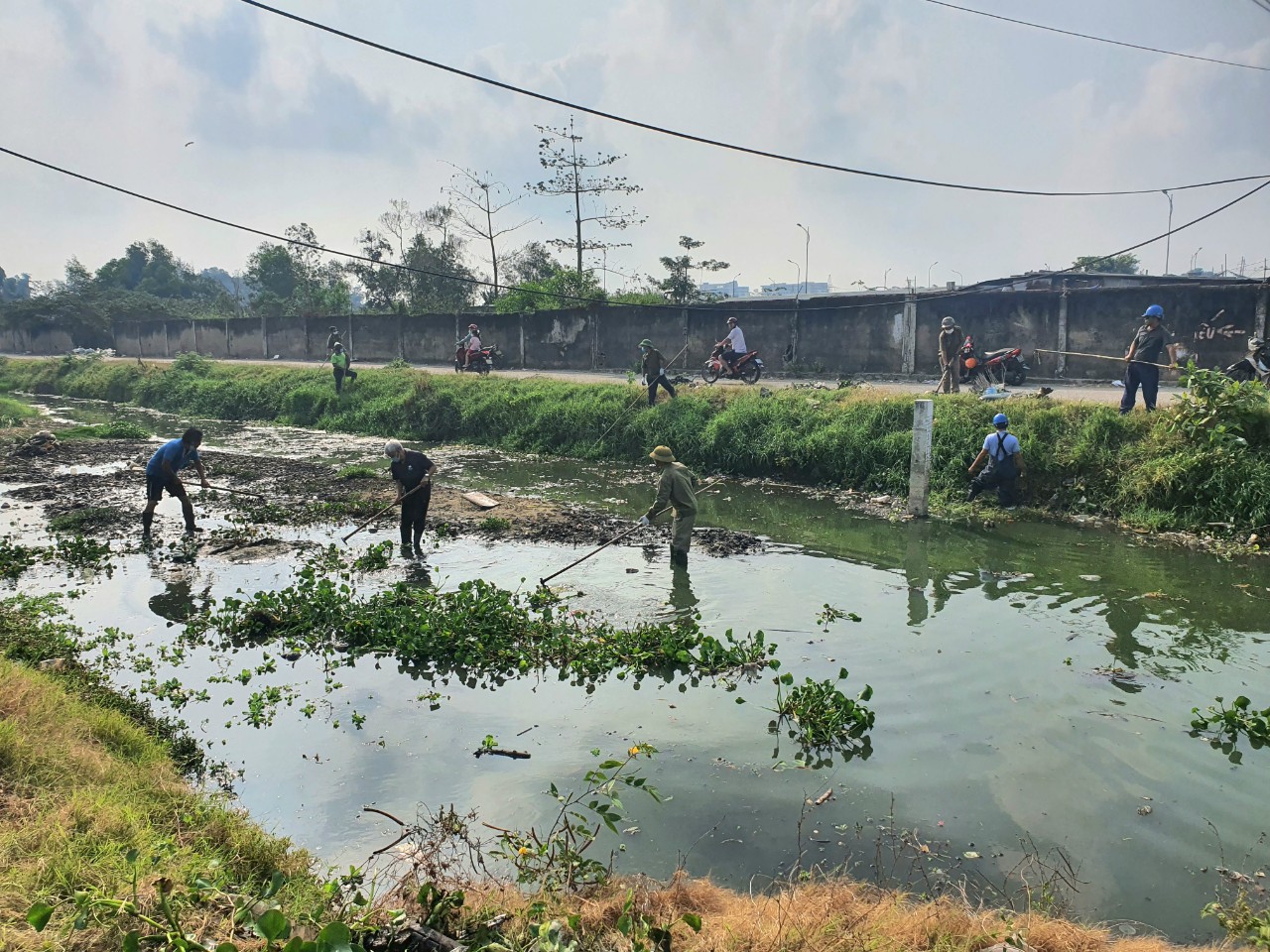 Công nhân BUSADCO và người dân tham gia thu dọn rác làm sạch kênh thoát nước