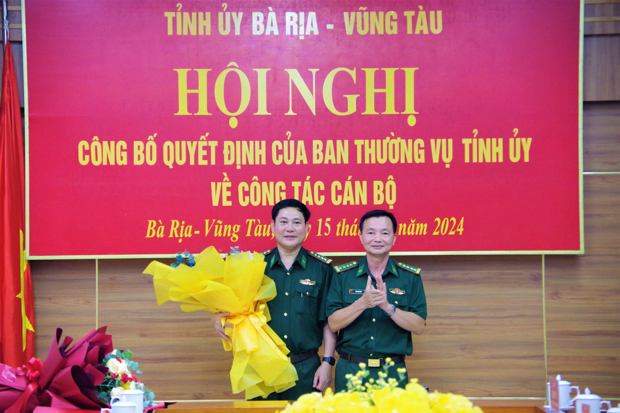 Đại tá Đào Xuân Ánh, Bí thư Đảng ủy, Chính ủy BĐBP tỉnh tặng hoa chúc mừng Đại tá Đặng Cao Đạt.
