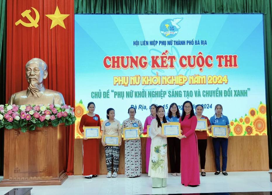 Bà Ngô Thị Kim Chi (bìa phải), Chủ tịch Hội LHPN TP.Bà Rịa trao giải Nhất cho thí sinh Nguyễn Thị Hồng Lan.