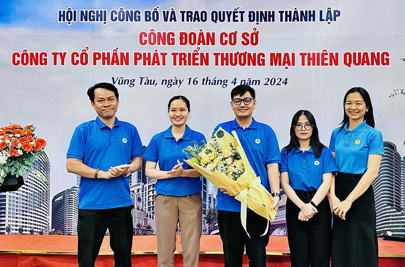 Ban chấp hành Công đoàn cơ sở Công ty CP Phát triển thương mại Thiên Quang ra mắt hội nghị.