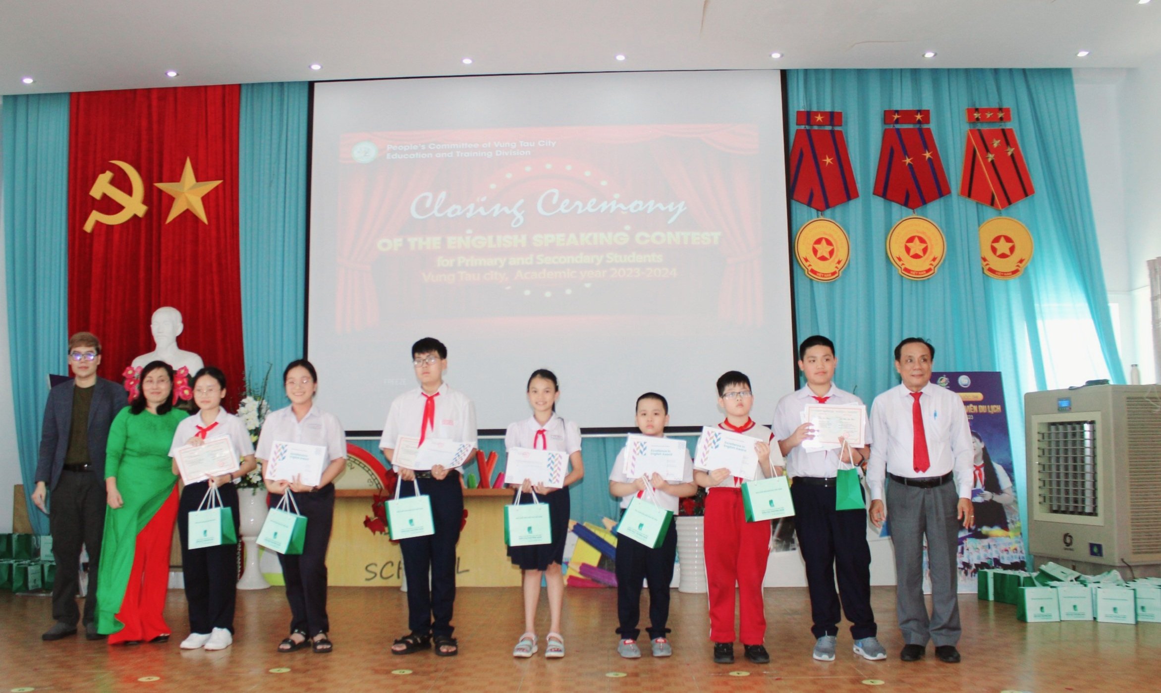 Ban Tổ chức trao phần thưởng cho các thí sinh đoạt giải Phong cách và Triển vọng.