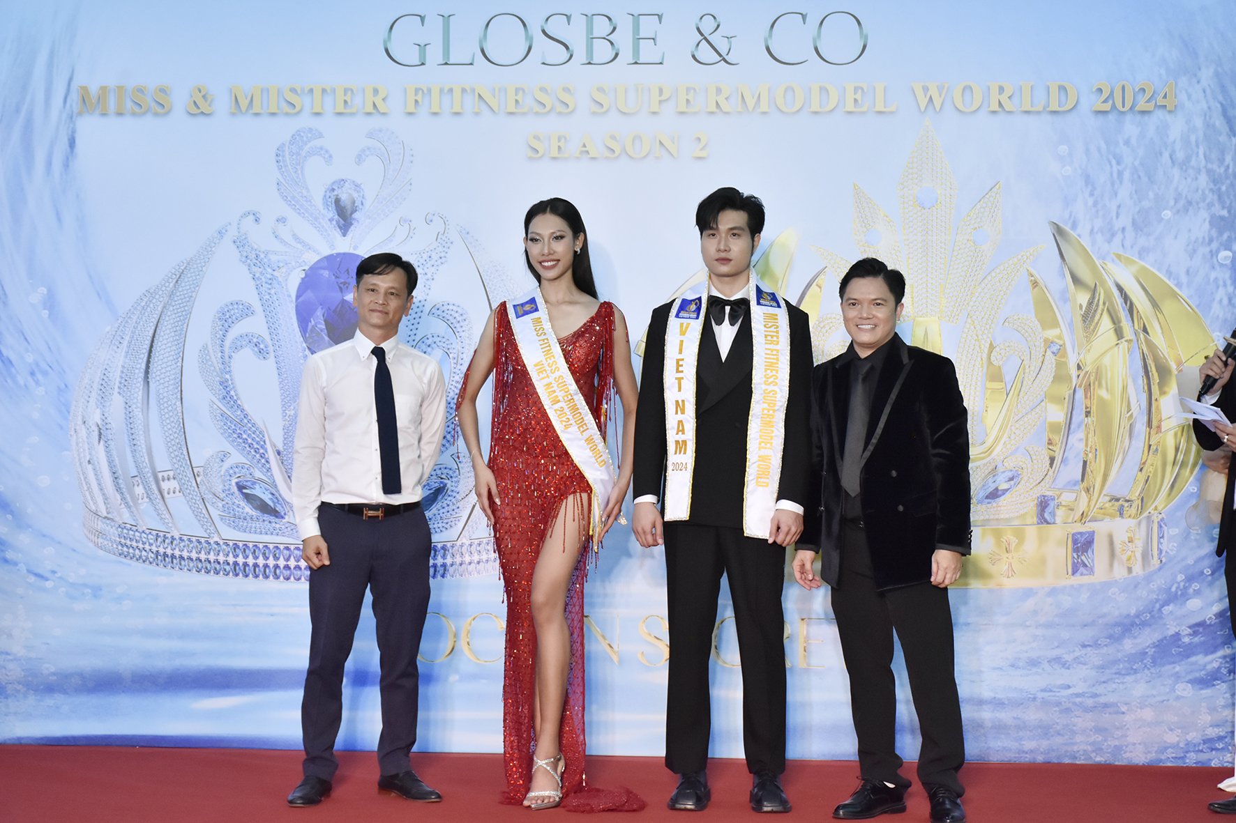 Ban Tổ chức trao sash cho 2 thí sinh đại diện Việt Nam tham gia cuộc thi.