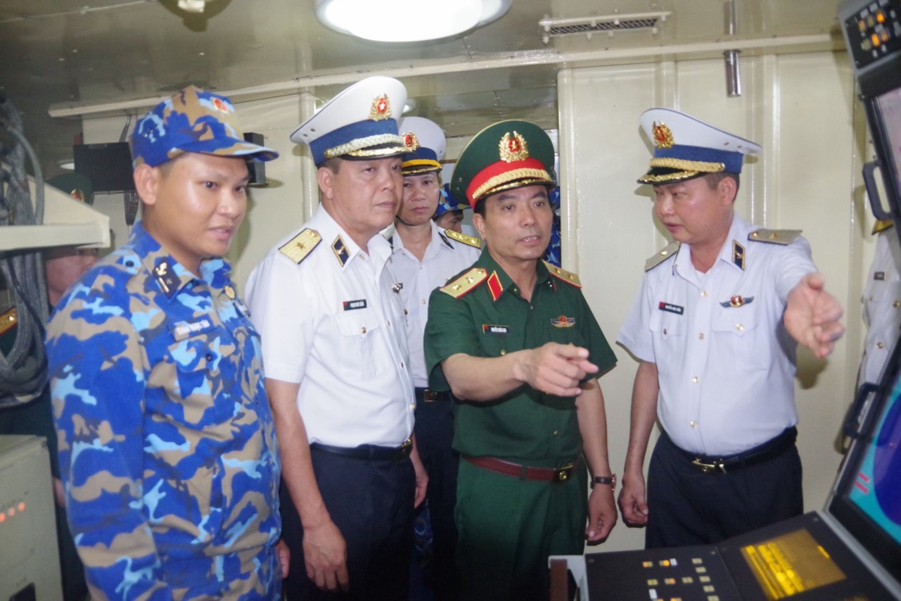 Trung tướng Nguyễn Doãn Anh, Phó Tổng Tham mưu trưởng Quân đội nhân dân Việt Nam kiểm tra công tác SSCĐ tại Lữ đoàn 167, Vùng 2 Hải quân.