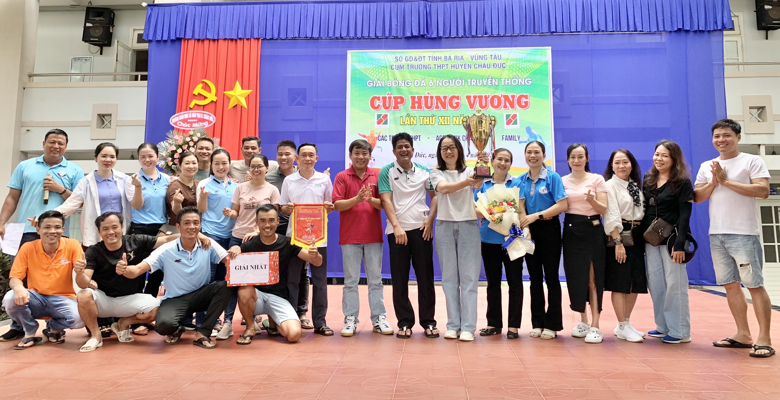 Bà Trần Thị Ngọc Châu, Giám đốc Sở Giáo dục và Đào tạo trao cúp vô địch cho trường THPT Trần Phú