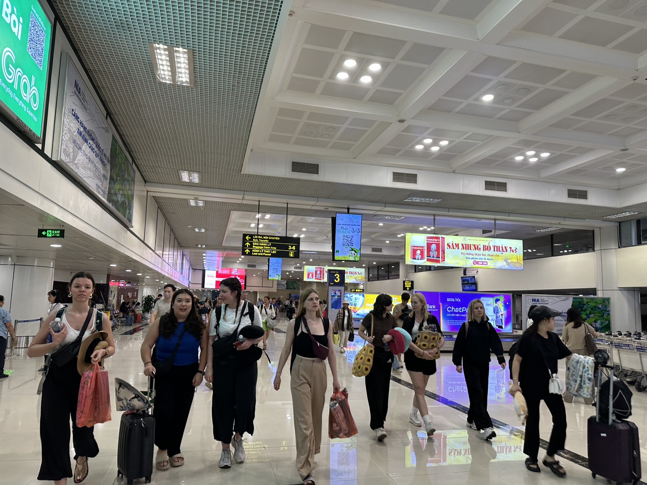 Sân bay Tân Sơn Nhất luôn nhộn nhịp hành khách.