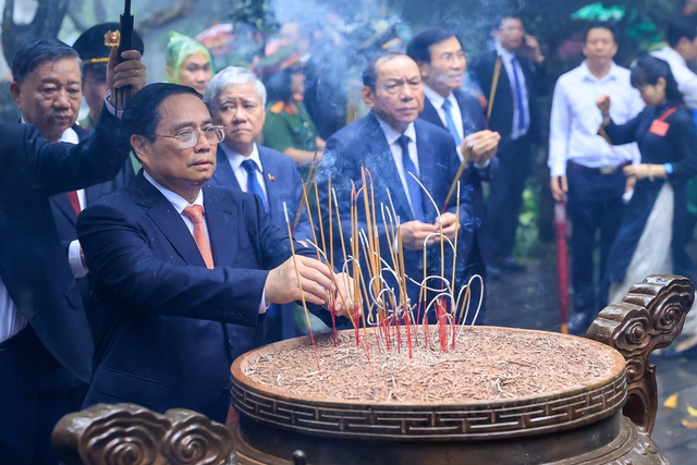 Thủ tướng Phạm Minh Chính dâng hương tưởng niệm các Vua Hùng. Ảnh: NHẬT BẮC