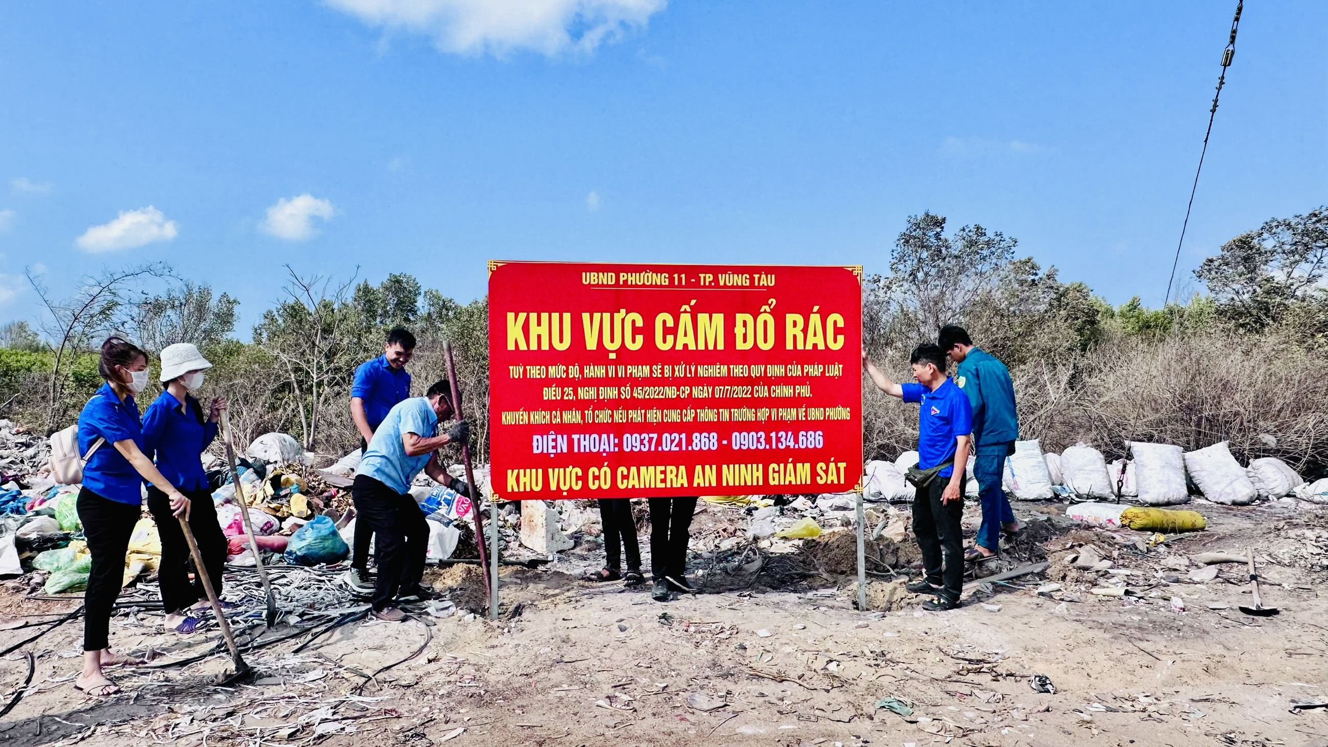 UBND phường 11 tổ chức dọn dẹp bãi rác tự phát và cắm bảng cấm đổ rác, gắn camera giám sát khu vực đường Đô Lương, đường vào Trại Nhái.