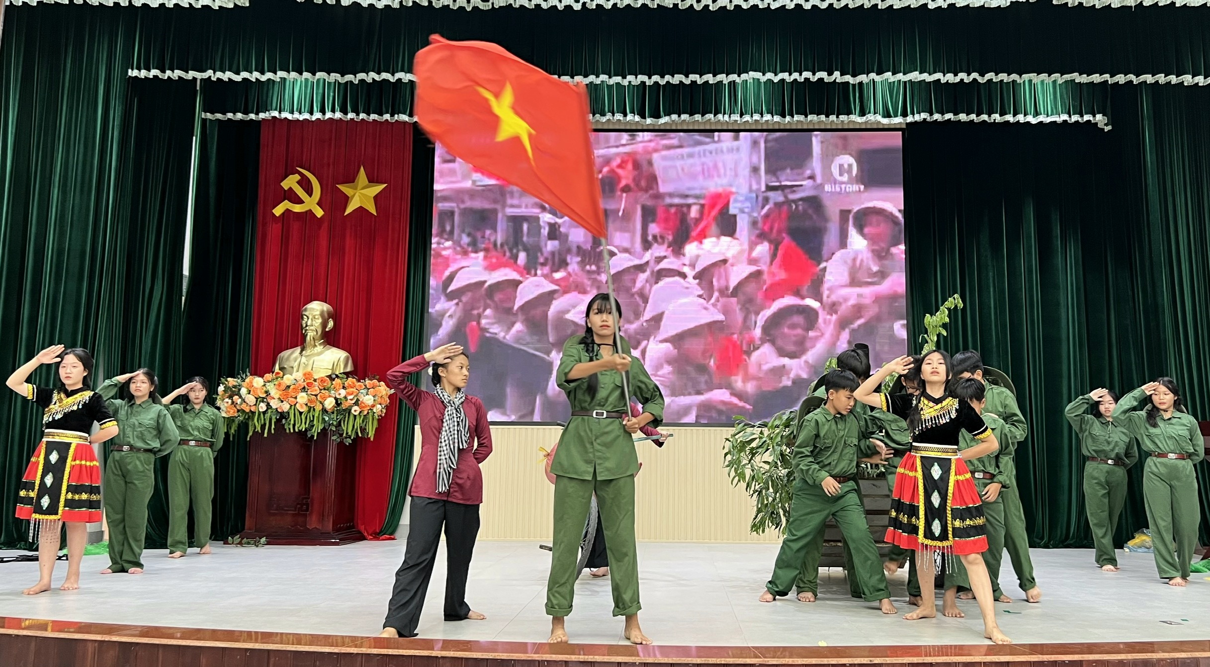 Tiết mục tái hiện chiến thắng lịch sử Điện Biên Phủ được đội thi trình diễn trong phần 3 của hội thi.