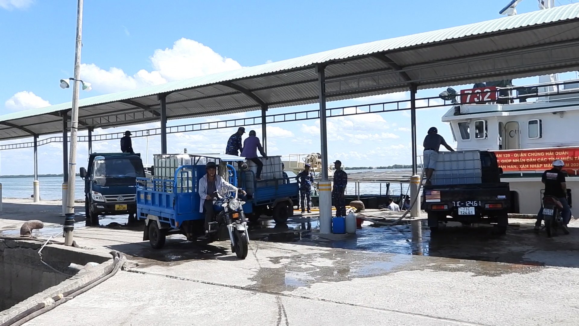 Người dân xã Bình Thắng sử dụng các xe tải nhỏ chở bồn chứa nước để chuyển nướ ngọtc đến từng gia đình.