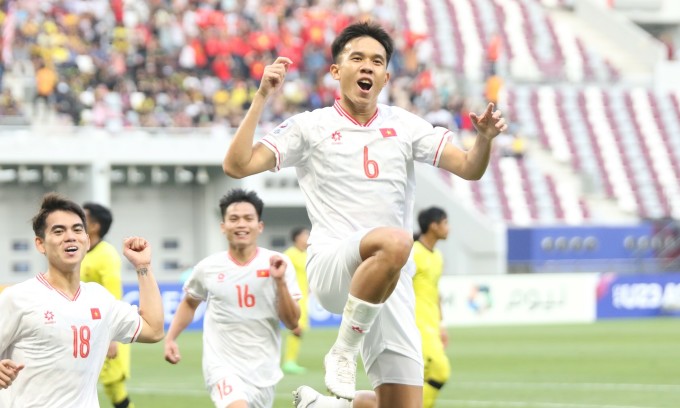 Việt Nam thẳng tiến vào tứ kết sau khi thắng Malaysia 2-0 ở lượt trận thứ 2.