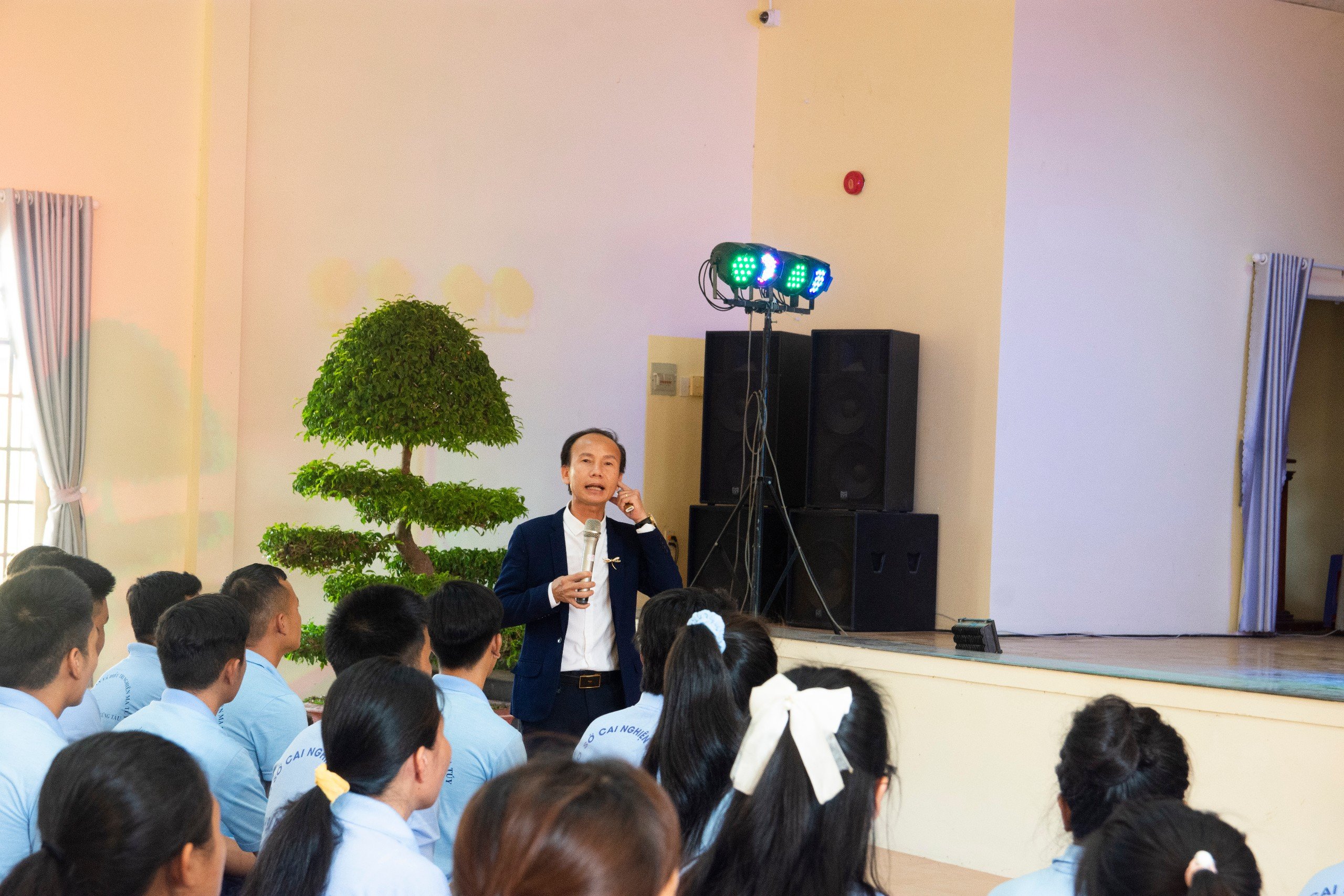 Tiến sĩ Huỳnh Anh Bình, Giám đốc Trung tâm Hướng nghiệp TP.Hồ Chí Minh đến chia sẻ nhiều câu chuyện đến với học viên.