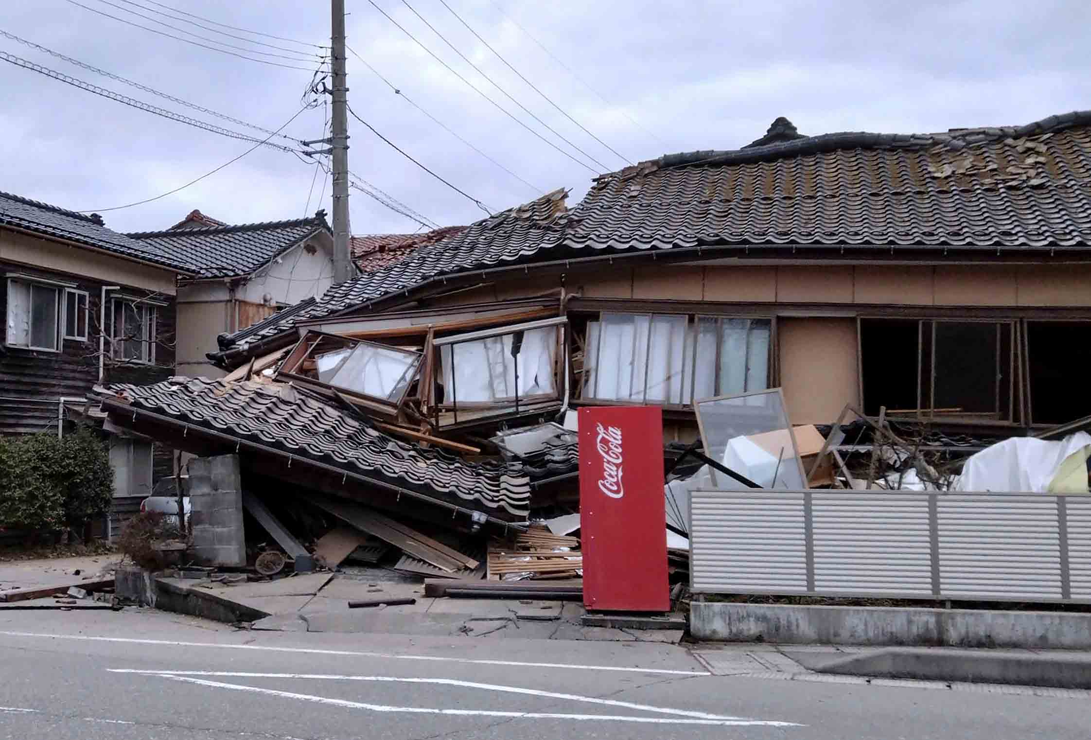 Một ngôi nhà ở Wajima, tỉnh Ishikawa, Nhật Bản bị hư hại sau động đất ngày 1/1/2024.