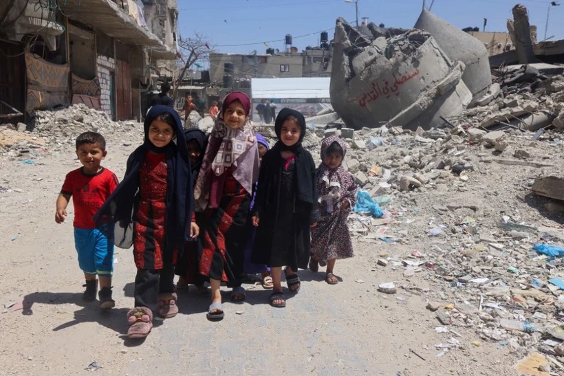 Trẻ em Palestine tại khu vực đổ nát ở thành phố Rafah, phía Nam Dải Gaza, ngày 19/4/2024.