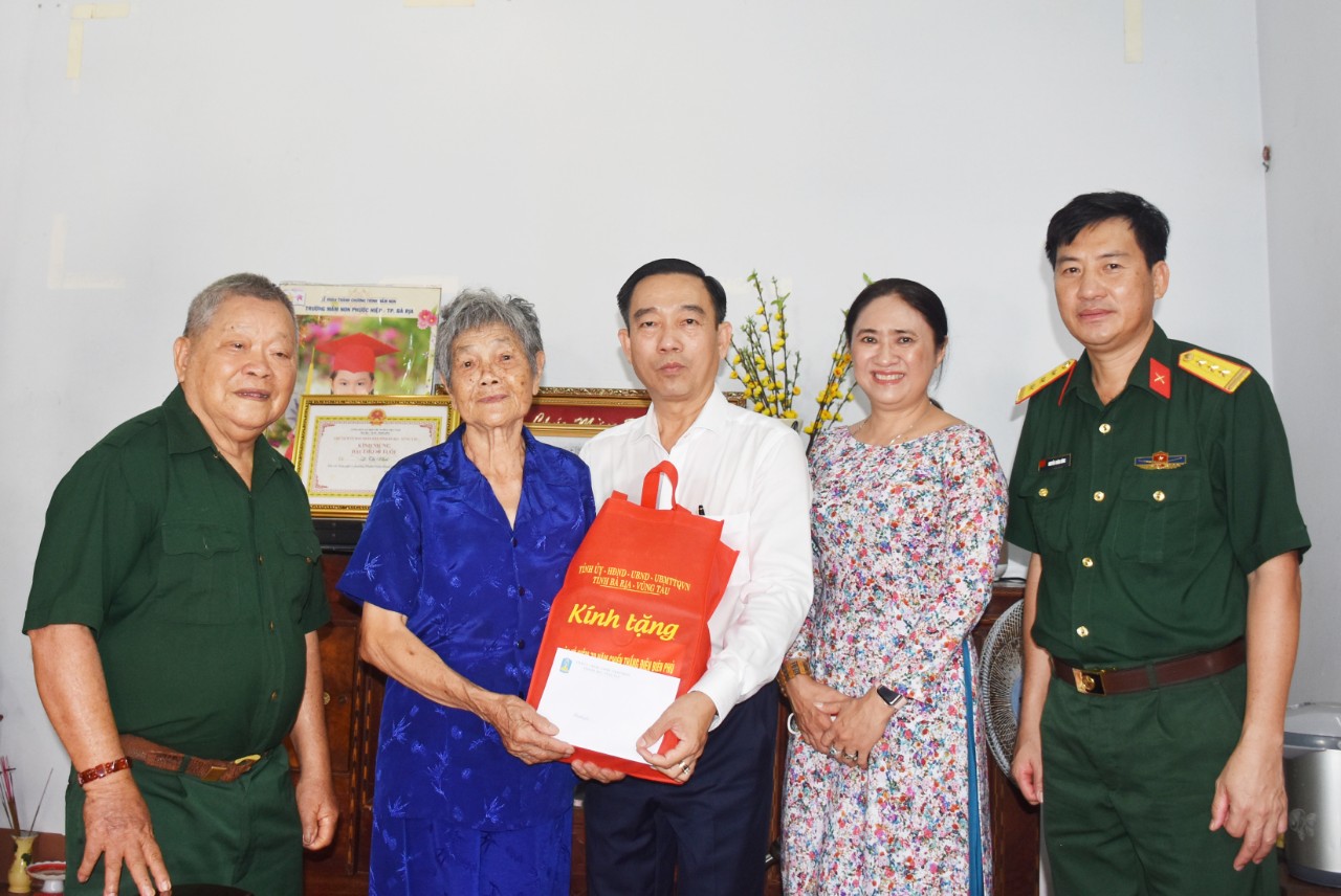 Đoàn do ông Lê Văn Hòa, Chủ tịch LĐLĐ tỉnh làm trưởng đoàn đã đến thăm gia đình bà Lê Thị Khái (số 5 Nguyễn Thanh Đằng, phường Phước Hiệp, TP.Bà Rịa).