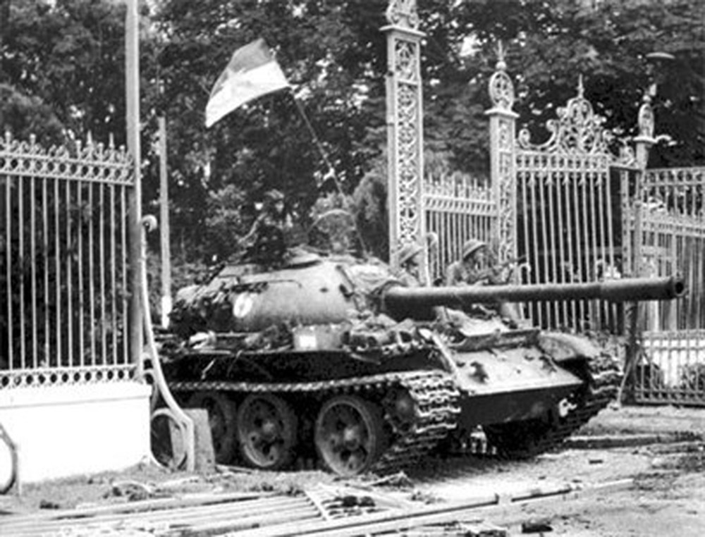 Xe tăng của Quân Giải phóng húc đổ cánh cổng tiến vào Dinh Độc Lập trưa ngày 30/4/1975. Ảnh: Tư liệu