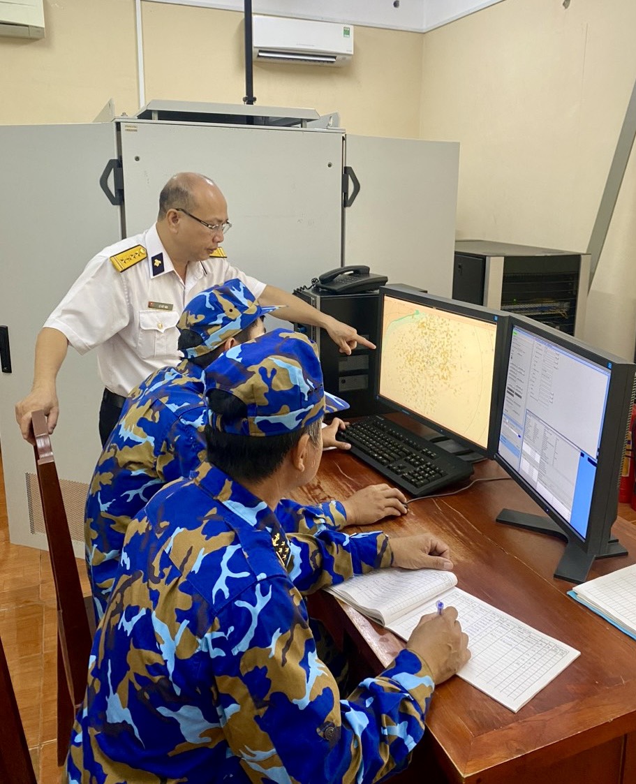 Đại tá Lê Viết Hào, Chính ủy Trung đoàn 251, Vùng 2 Hải quân, kiểm tra kíp trực quan sát báo cáo mục tiêu trên biển.