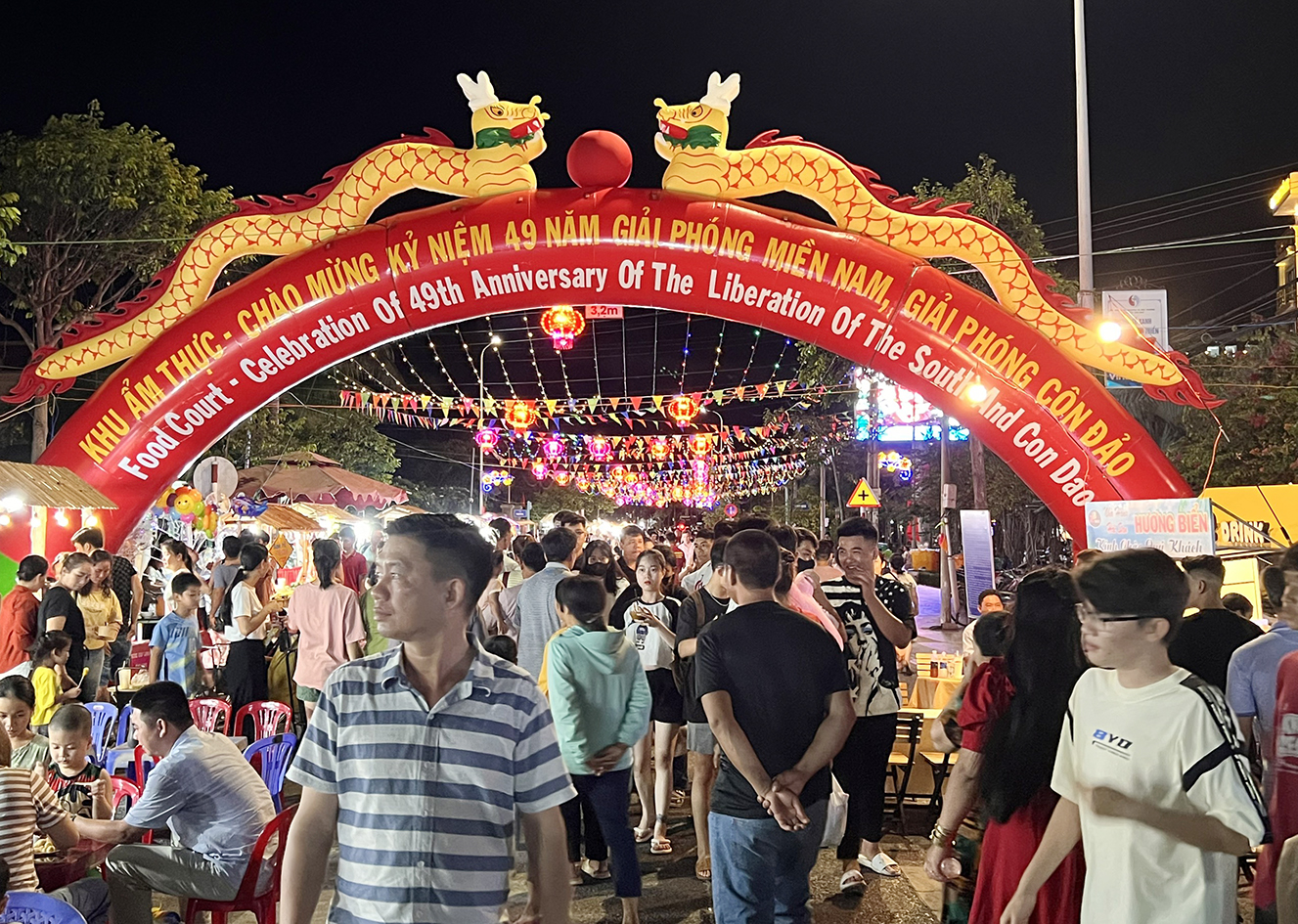 Khu vui chơi, ẩm thực Côn Đảo thu hút trên 4.000 khách du lịch và người dân trong buổi tối 27/4.