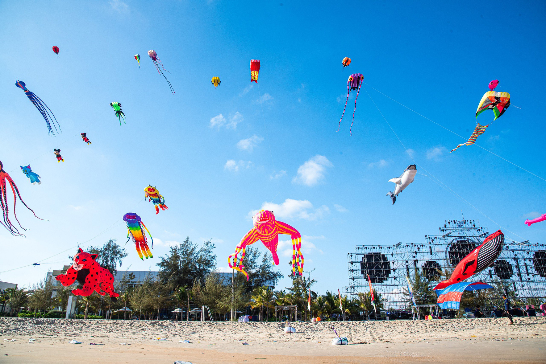 Diều tung bay trên biển Hồ Tràm chiều 30/4.