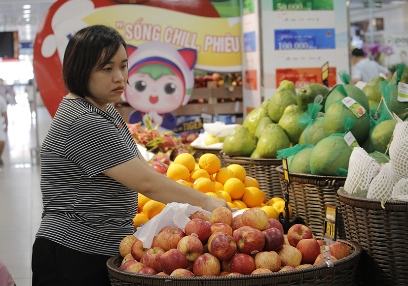 Người dân mua trái cây tại Co.op Mart Vũng Tàu.