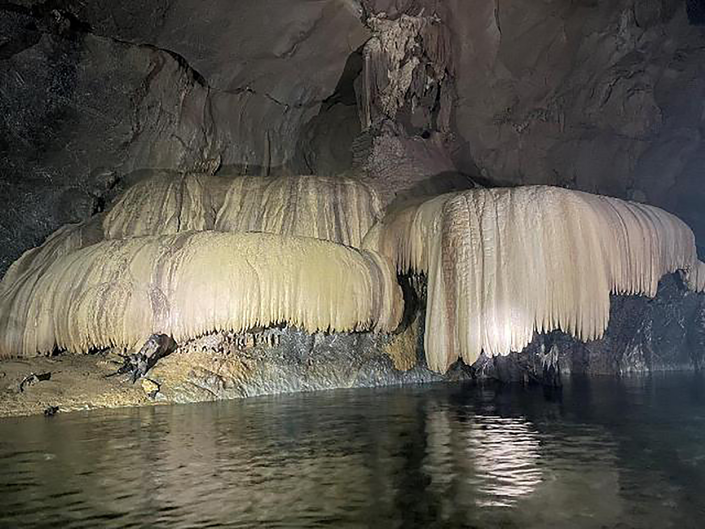 Bên trong hang động mới phát hiện có hệ thạch nhũ lớn.