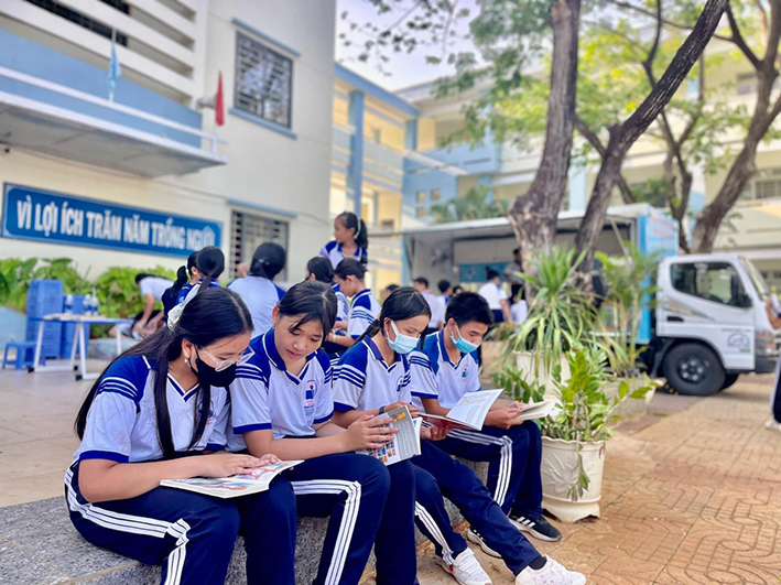 Xe thư viện thông minh đưa sách đến trường THCS Nguyễn Du,  TP.Bà Rịa.